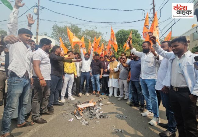 सीएम योगी की माता पर अभद्र टिप्पणी को लेकर मौलाना का फूंका पुतला, विश्व हिंदू रक्षा परिषद ने दी 2 दिन की डेडलाइन