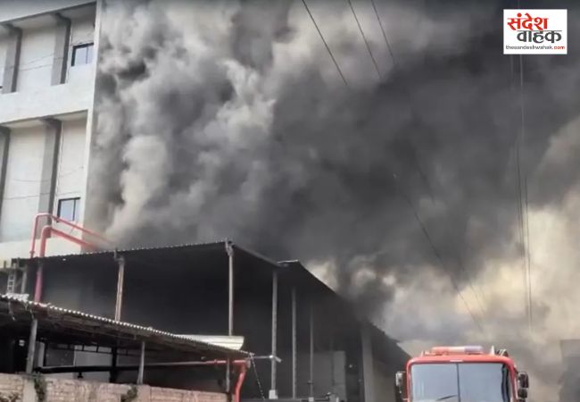 सूरत की केमिकल फैक्ट्री में लगी भीषण आग, 20 से ज्यादा गाड़ियां काबू पाने में जुटीं