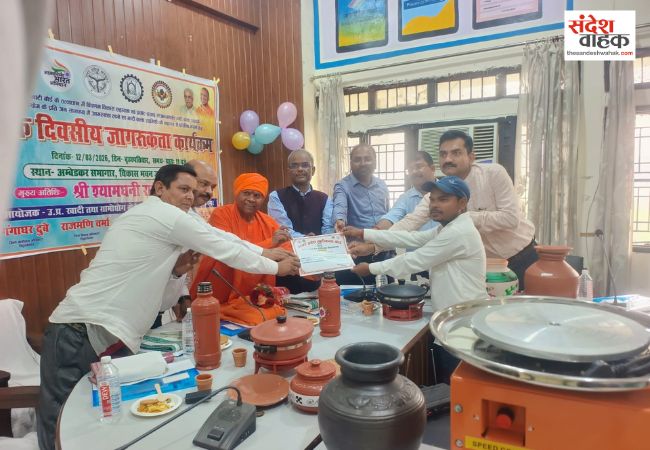 Siddharthnagar News: माटी के शिल्पकारों को मिली तकनीक की रफ्तार; 33 कारीगरों को बांटे गए इलेक्ट्रिक चाक और मशीनें