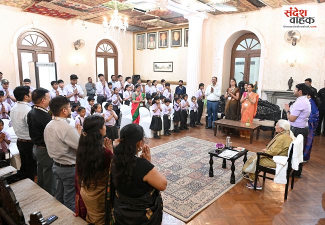 बच्चों से मिलीं राज्यपाल आनंदीबेन पटेल, किसी ने पीएम तो किसी ने पायलट बनने का जताया सपना