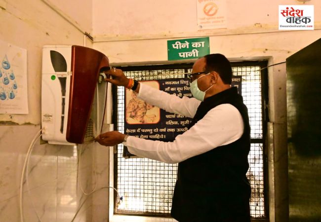 चिनहट CHC में गंदगी देख भड़के डिप्टी सीएम, बोले- जब तक सफाई न हो जाए, अधिकारी घर नहीं जाएंगे