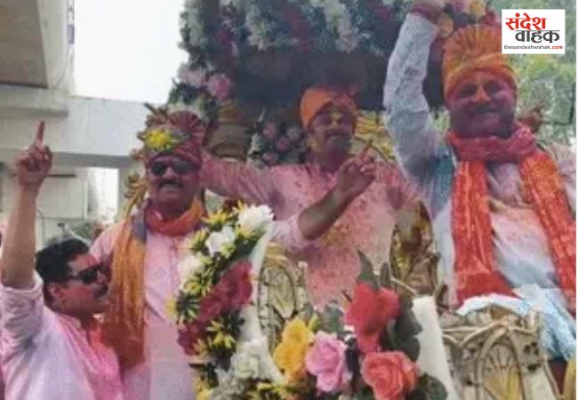 Lucknow News: पुलिसवालों ने जमकर खेली होली, बग्घी पर निकले कमिश्नर