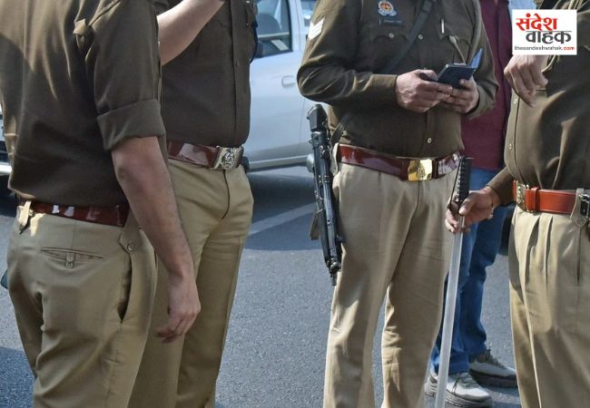 झूठ बोलकर दरोगा की परीक्षा देने गए 23 सिपाही सस्पेंड, 3 महिला कर्मी भी शामिल