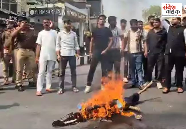 Lucknow News: सीएम योगी की मां पर अभद्र टिप्पणी से फूटा गुस्सा, मौलाना का पुतला फूंककर जताया विरोध