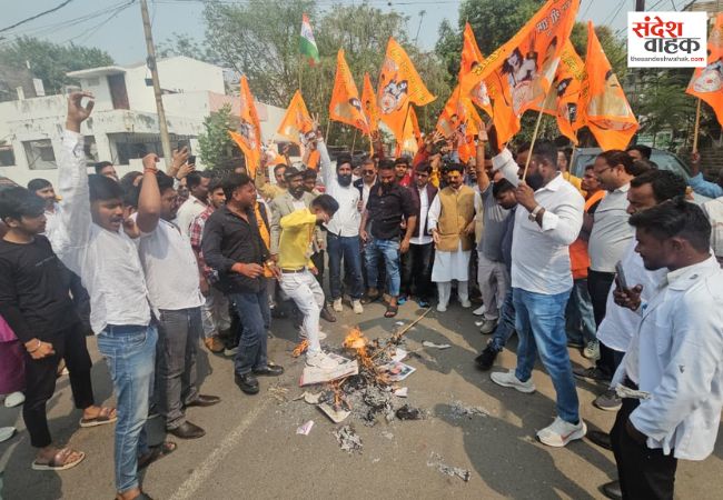 सीएम योगी की माता पर अभद्र टिप्पणी को लेकर मौलाना का फूंका पुतला, विश्व हिंदू रक्षा परिषद ने दी 2 दिन की डेडलाइन