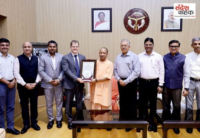 सीएम योगी को प्रस्तुत किया गया नोएडा इंटरनेशनल एयरपोर्ट का एयरोड्रम लाइसेंस