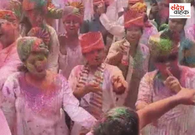 Lucknow News: पुलिसवालों ने जमकर खेली होली, बग्घी पर निकले कमिश्नर