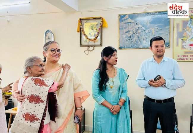 Lucknow News: वृद्धाश्रम में बुजुर्गों के साथ महापौर सुषमा खर्कवाल ने खेली होली