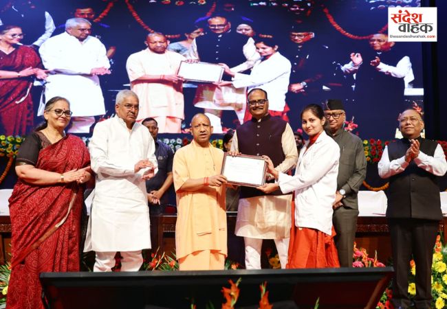 सीएम योगी ने 1228 नर्सिंग अधिकारियों को सौंपे नियुक्ति पत्र, बोले- नर्सिंग सेवा, संवेदना और समर्पण का प्रतीक