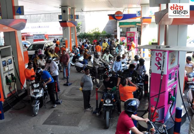 तेल के लिए लखनऊ के पेट्रोल पंपों पर उमड़ा जनसैलाब, कहीं लंबी कतारें तो कहीं नो स्टॉक के बोर्ड
