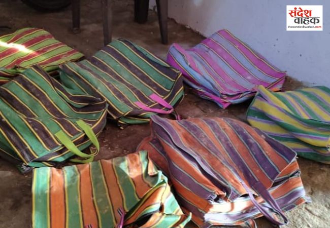 सीतापुर में 803 प्रतिबंधित तोतों के साथ अंतरराज्यीय तस्कर गिरफ्तार, दिल्ली भेजने की थी तैयारी