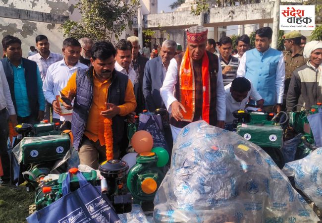 Siddharthnagar News: सांसद जगदम्बिका पाल ने किसानों में बांटे 286 पंपसेट, खेती की लागत घटाने के लिए सरकार दे रही बड़ी सब्सिडी
