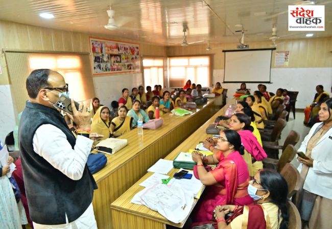 चिनहट CHC में गंदगी देख भड़के डिप्टी सीएम, बोले- जब तक सफाई न हो जाए, अधिकारी घर नहीं जाएंगे