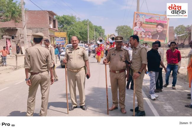 भक्ति के रंग में रंगा अलीगंज, गैनी में रावण दहन के बाद निकली भगवान राम की भव्य शोभायात्रा