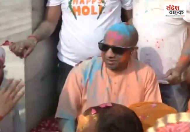 Holi के रंग में सराबोर हुआ UP, CM Yogi ने गोरखनाथ मंदिर में खेली होली