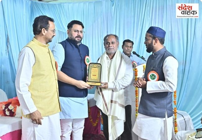 Bahraich News: उर्दू अदब के रंग में रंगा शहर, गंगा-जमुनी तहजीब की मिसाल बना मुशायरा