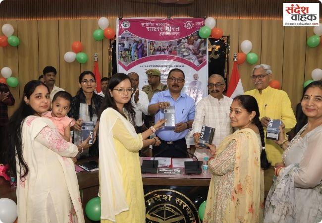 Bareilly News: आंगनबाड़ी कार्यकत्रियों में स्मार्टफोन और उपकरण का वितरण, नए केंद्र भवनों का लोकार्पण