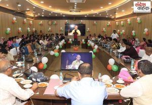 Bareilly News: आंगनबाड़ी कार्यकत्रियों में स्मार्टफोन और उपकरण का वितरण, नए केंद्र भवनों का लोकार्पण
