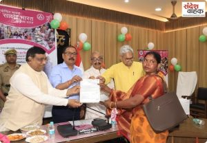 Bareilly News: आंगनबाड़ी कार्यकत्रियों में स्मार्टफोन और उपकरण का वितरण, नए केंद्र भवनों का लोकार्पण