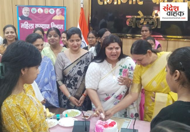 बरेली में नारी शक्ति का सम्मान: मेधावी बेटियों और कर्मठ आंगनबाड़ी कार्यकत्रियों को मिला सम्मान