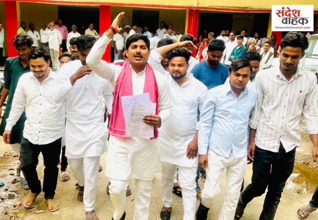 अमेठी में सेना भर्ती कार्यालय हटाने की योजना का विरोध, सपाइयों ने तहसील परिसर में किया प्रदर्शन