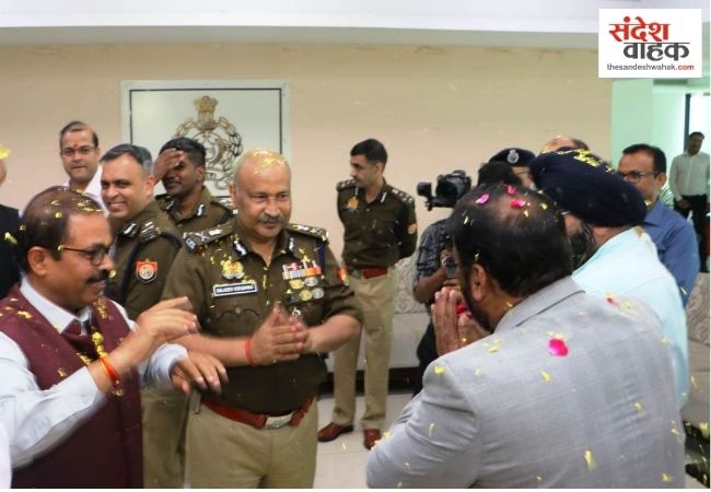 लखनऊ पुलिस मुख्यालय में गूंजे होली के सुर, DGP राजीव कृष्ण ने फूलों की होली खेल दी शुभकामनाएं