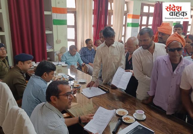 Siddharthnagar News: तहसील दिवस में डीएम का सख्त एक्शन, लापरवाह लेखपाल सस्पेंड