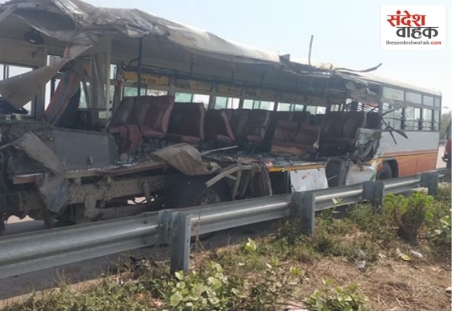 उन्नाव: एक्सप्रेसवे पर खड़े ट्रक से टकराईं रोडवेज बसें, तीन की मौत, 31 घायल
