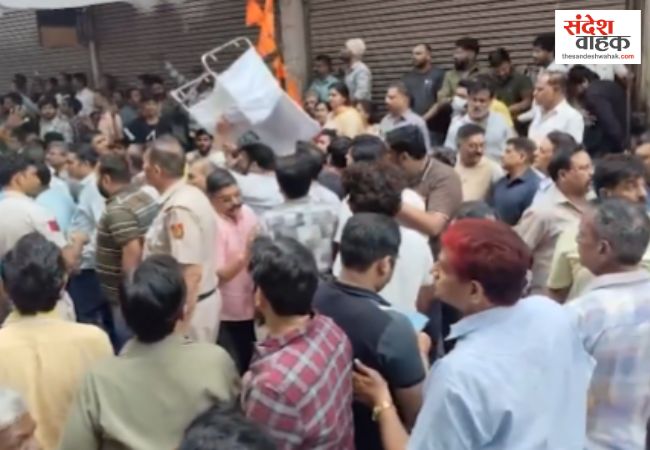 पालम अग्निकांड के पीड़ितों से मिलने पहुंचे AAP-BJP कार्यकर्ता आपस में भिड़े, देखिए Video