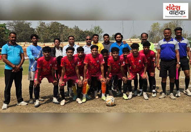 फुटबॉल का रोमांच: सेमीफाइनल में कुशीनगर और मिर्जापुर ने मारी बाजी, अब 20 मार्च को खिताबी महामुकाबला