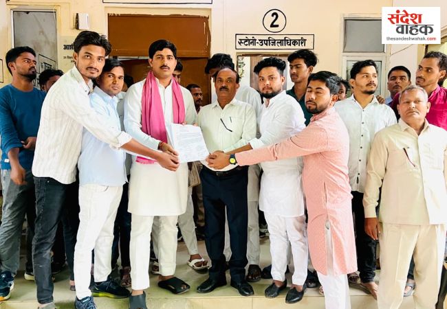 अमेठी में सेना भर्ती कार्यालय हटाने की योजना का विरोध, सपाइयों ने तहसील परिसर में किया प्रदर्शन