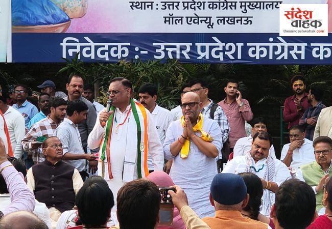 UP कांग्रेस कार्यालय में सजा होली मिलन समारोह, अविनाश पाण्डेय और अजय राय ने दी बधाई