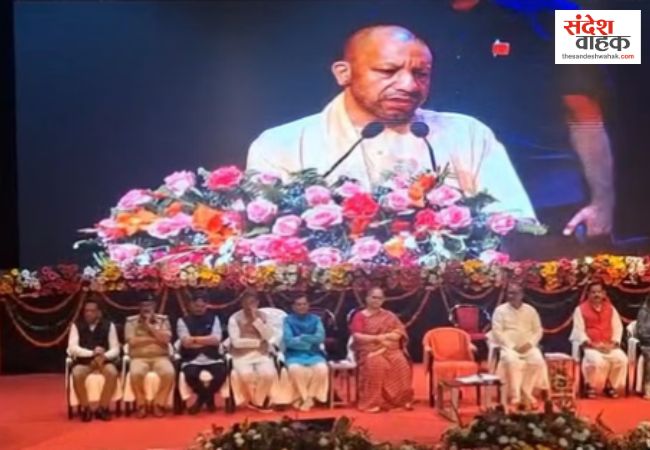 सीएम योगी ने पदक विजेताओं को सौंपे नियुक्ति पत्र