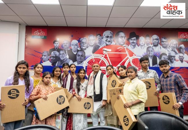 मेधावी छात्र-छात्राओं को अखिलेश यादव ने बांटे लैपटॉप, बोले- उज्ज्वल भविष्य की ओर कदम