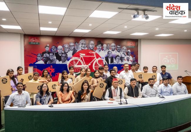 मेधावी छात्र-छात्राओं को अखिलेश यादव ने बांटे लैपटॉप, बोले- उज्ज्वल भविष्य की ओर कदम