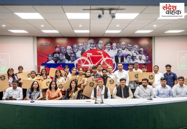 मेधावी छात्र-छात्राओं को अखिलेश यादव ने बांटे लैपटॉप, बोले- उज्ज्वल भविष्य की ओर कदम