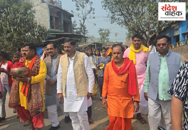 Kushinagar News: मां दुबौली मंदिर में शतचंडी महायज्ञ का आगाज, निकाली गई भव्य कलश यात्रा 