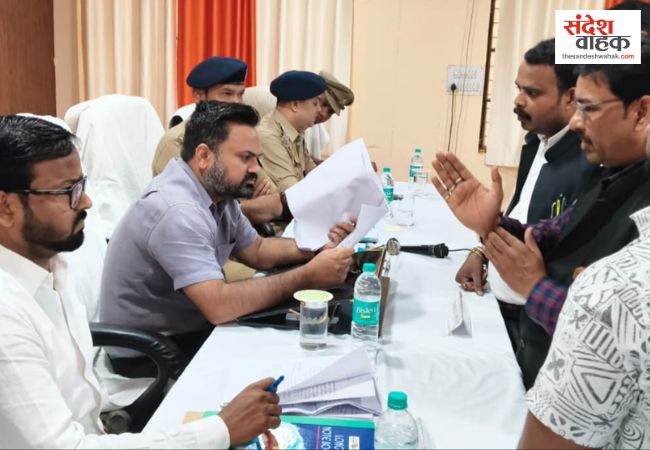 'जनता की सुनवाई में लापरवाही बर्दाश्त नहीं', कुशीनगर में डीएम तंवर का सख्त रुख