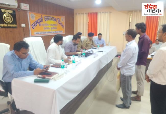 'जनता की सुनवाई में लापरवाही बर्दाश्त नहीं', कुशीनगर में डीएम तंवर का सख्त रुख