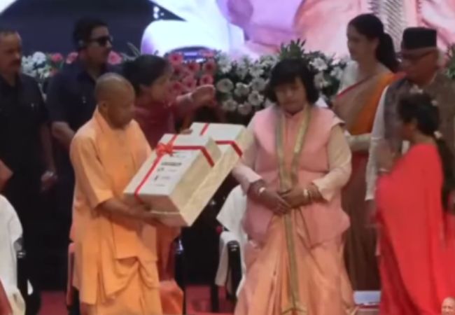 स्मार्ट होंगी आंगनबाड़ी कार्यकर्ता, मिलेगा सम्मानजनक मानदेय, सीएम योगी ने बांटे 69 हजार स्मार्टफोन