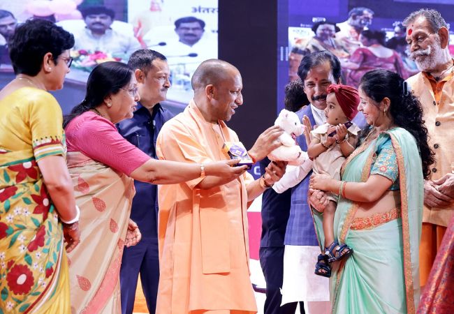 ‘इमरती तो मशहूर थी ही, अब जौनपुर की नमकीन भी खाऊंगा’, CM योगी ने गोद में उठाकर बच्चियों को दुलारा