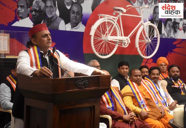 सपा मुख्यालय में गूंजा सम्राट अशोक का जयघोष, अखिलेश यादव बोले— 2027 में रिवरफ्रंट पर लगेगी…