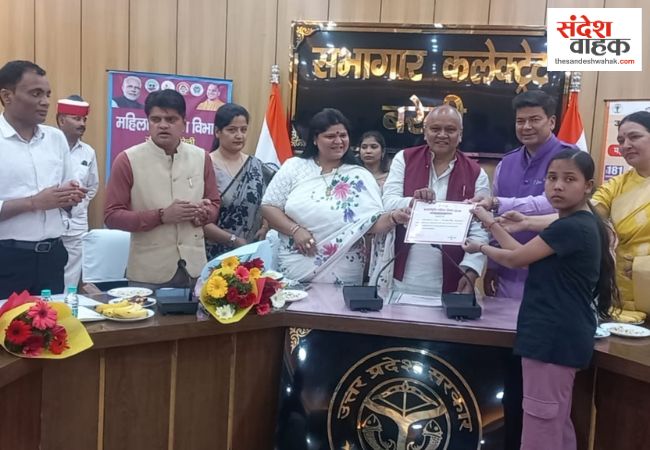 बरेली में नारी शक्ति का सम्मान: मेधावी बेटियों और कर्मठ आंगनबाड़ी कार्यकत्रियों को मिला सम्मान