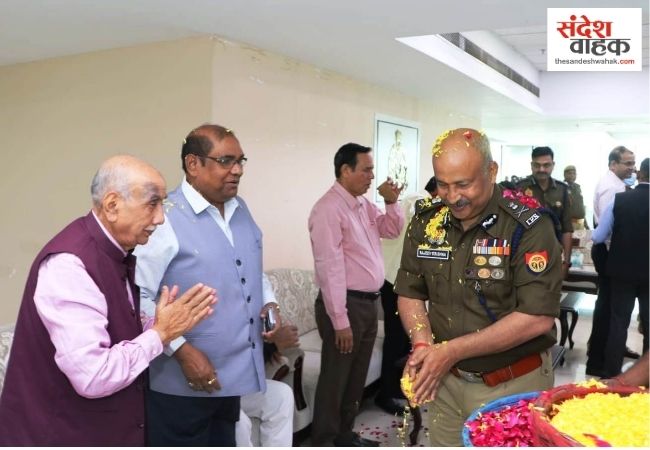 लखनऊ पुलिस मुख्यालय में गूंजे होली के सुर, DGP राजीव कृष्ण ने फूलों की होली खेल दी शुभकामनाएं