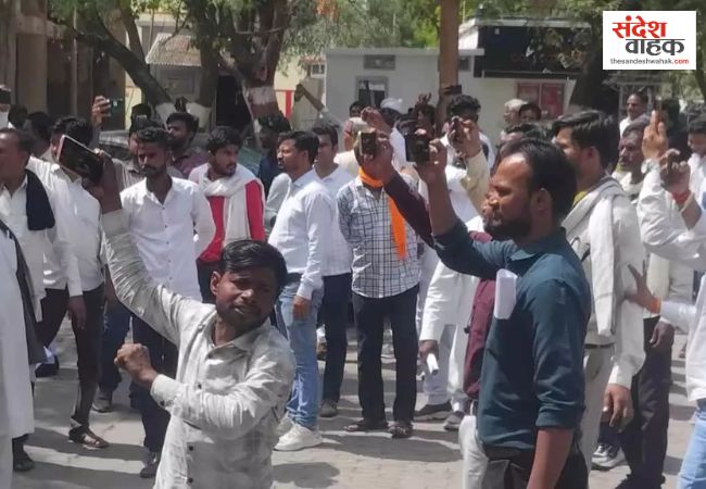 Jalaun News: सांसद नारायणदास के बयान पर आमने-सामने आए दो संगठन, कलेक्ट्रेट पर भारी प्रदर्शन