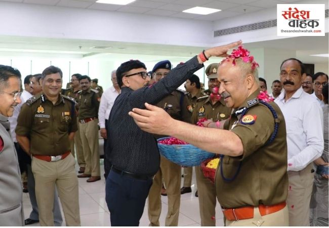 लखनऊ पुलिस मुख्यालय में गूंजे होली के सुर, DGP राजीव कृष्ण ने फूलों की होली खेल दी शुभकामनाएं