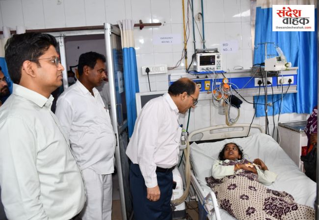 Siddharthnagar News: मेडिकल कॉलेज में डीएम का छापा, बोले- मरीजों के इलाज में कोताही बर्दाश्त नहीं