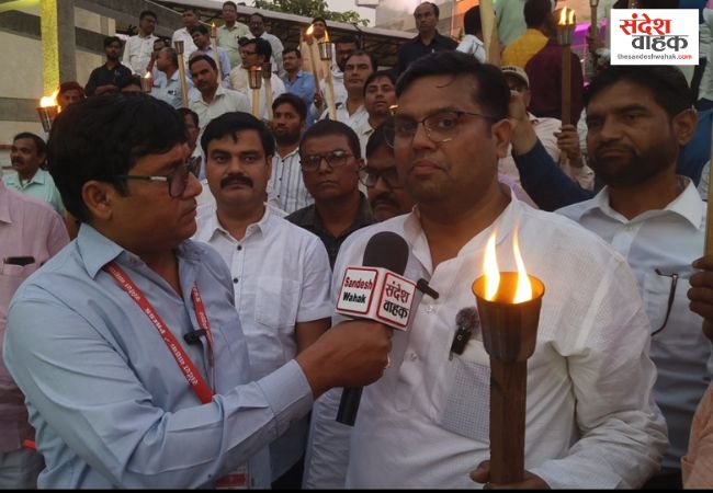Siddharthnagar News: टीईटी अनिवार्यता के खिलाफ शिक्षकों का 'मशाल जुलूस',