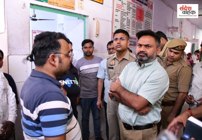 Kushinagar News: कूड़े के जहरीले धुएं से बिगड़ी स्कूली बच्चों की तबीयत, DM-SP ने खुद संभाली कमान