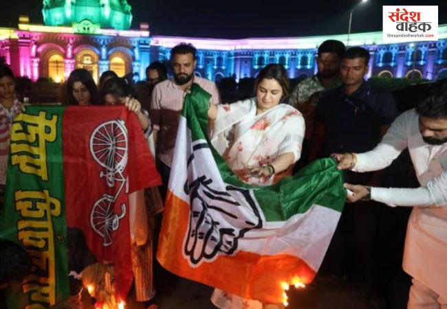 Lucknow News: अपर्णा यादव ने फूंका सपा-कांग्रेस का झंडा, अखिलेश बोले- दिखावे का प्रदर्शन
